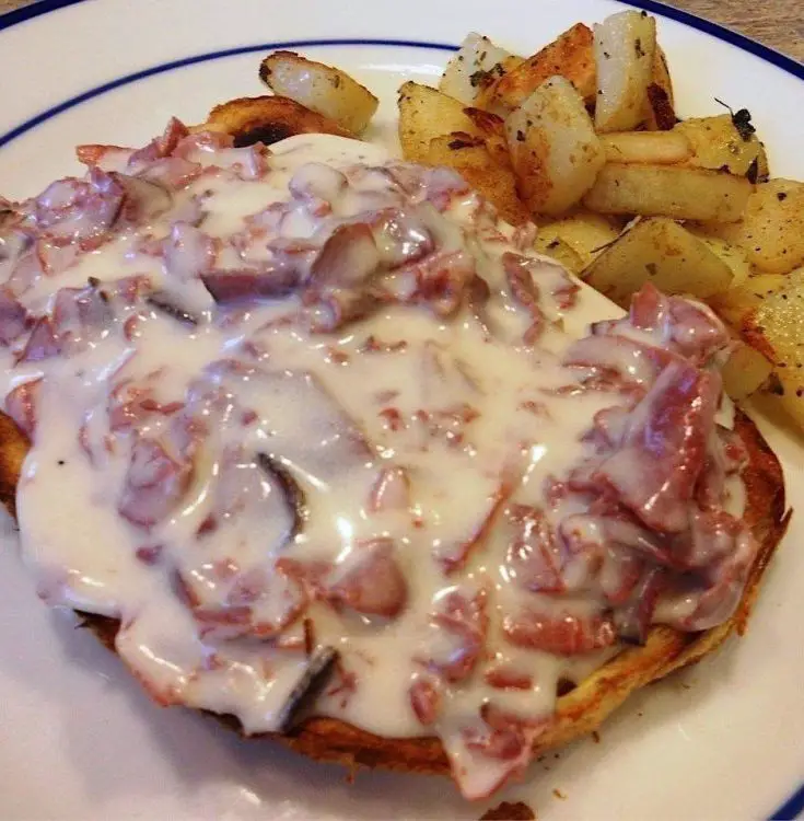 CREAMED CHIPPED BEEF ON TOAST